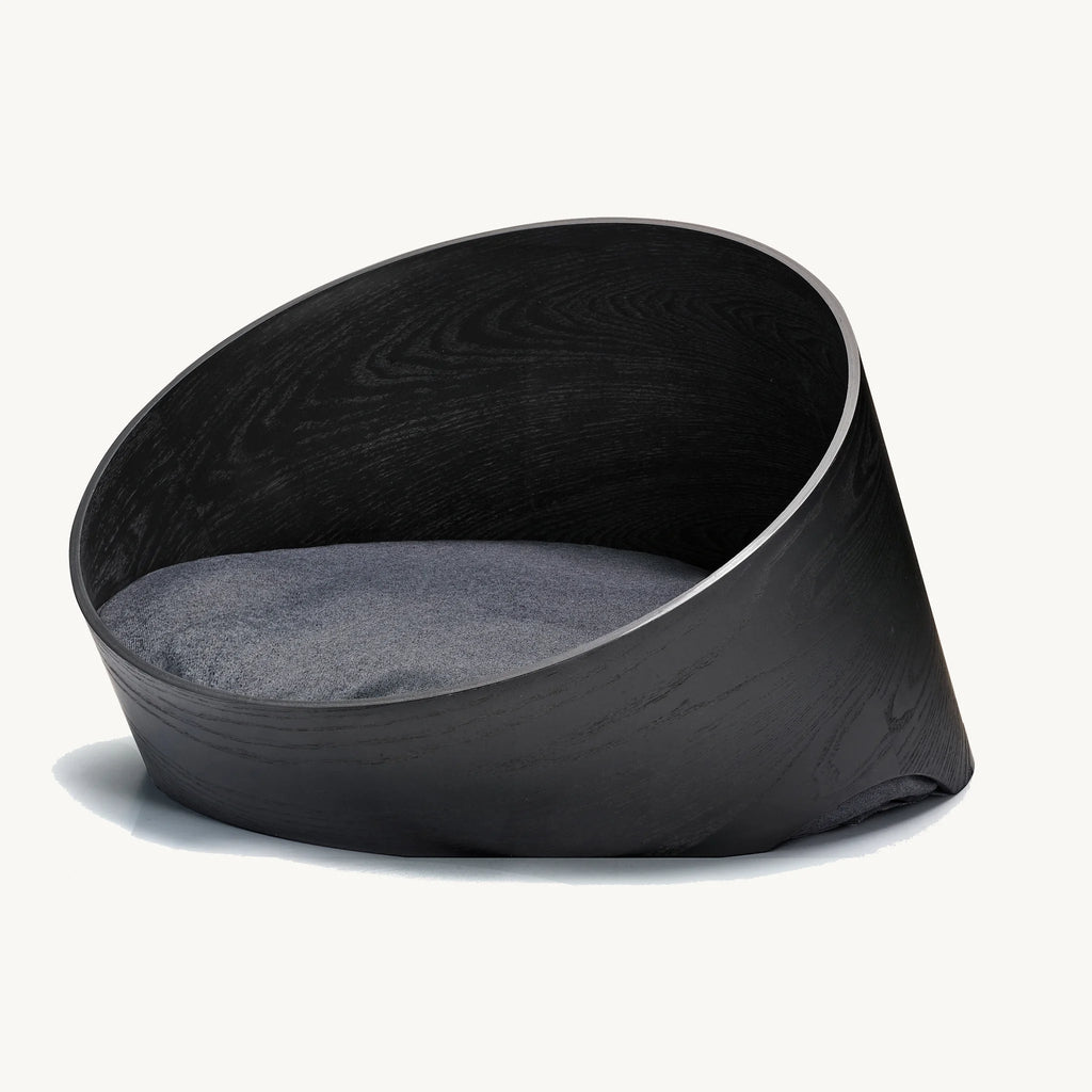 Covo MiaCara – lit design pour chien en frêne anthracite noir sur fond studio – Maison Canisya