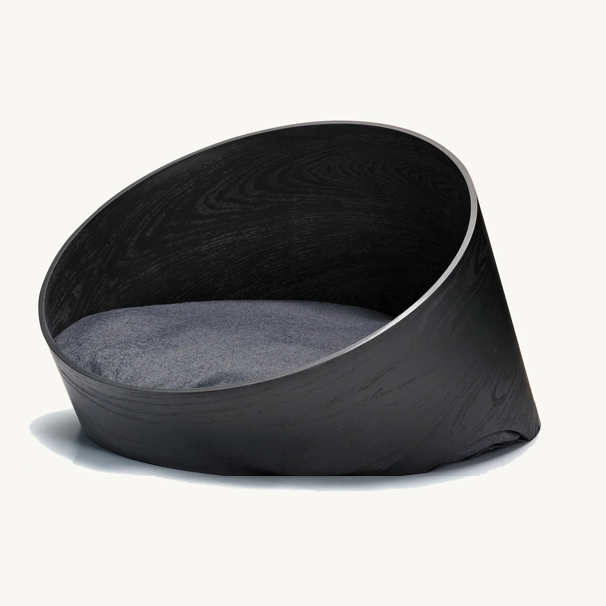 Covo MiaCara – lit design pour chien en frêne anthracite noir sur fond studio – Maison Canisya