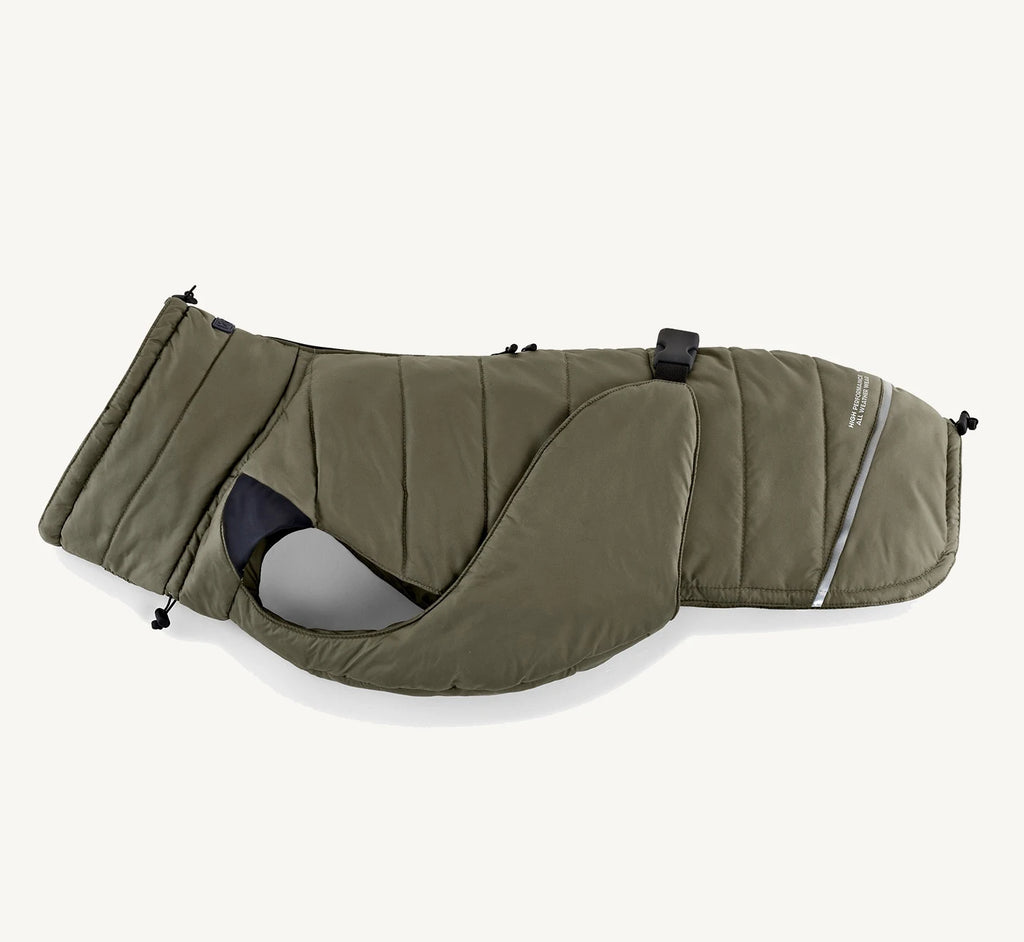 Cosima – vue à plat du manteau, coloris grolive – Maison Canisya