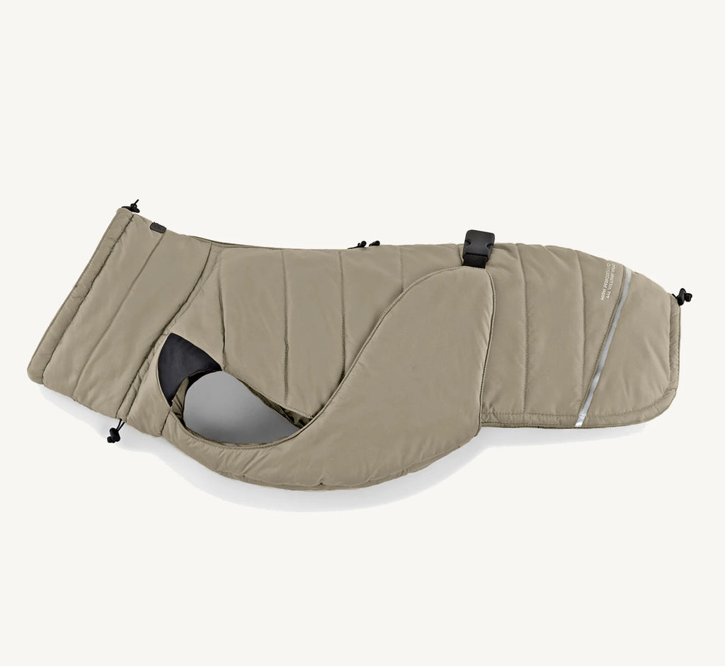 Cosima – capuche et bande réfléchissante en détail, coloris grolive – Maison Canisya