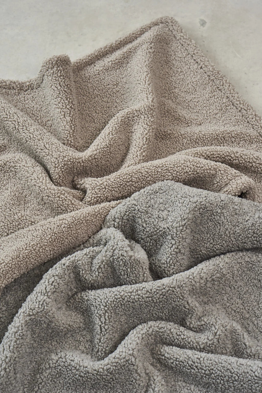 Couverture chien MiaCara Senso détail tissu bouclé coloris Greige et Kiesel – Maison Canisya