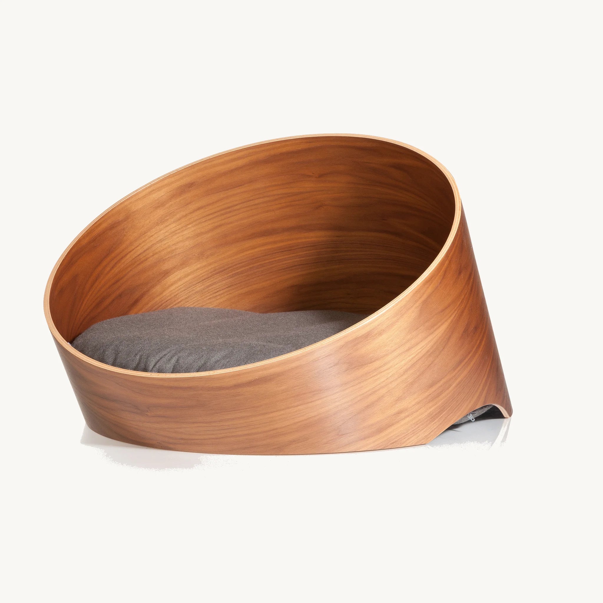 Covo MiaCara – panier chien luxe en noyer coloris mocca sur fond studio – Maison Canisya