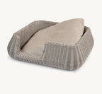 Panier pour chien Mio greige avec coussin beige, vue trois-quarts fond neutre — Maison Canisya