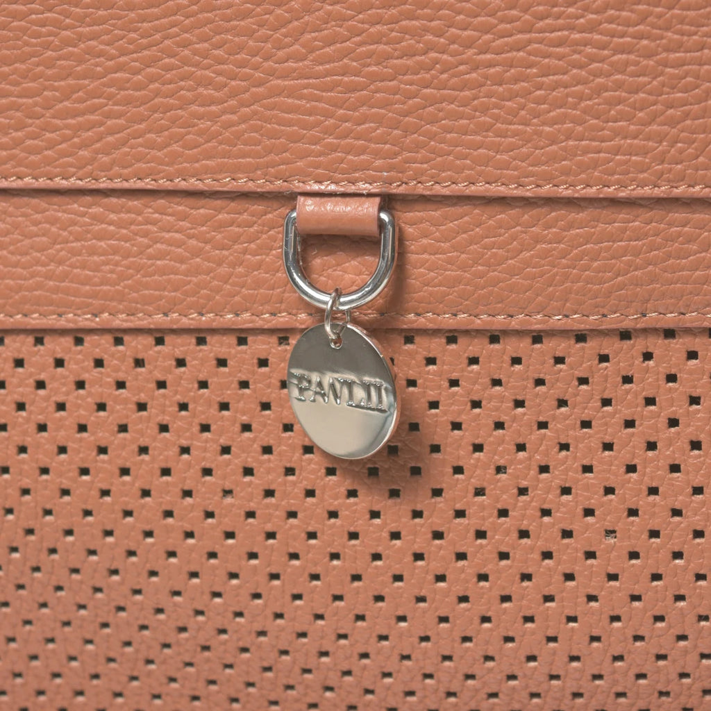PAWLII Sac à dos de transport pour chien – cuir cognac, médaillon et cuir perforé – Maison Canisya