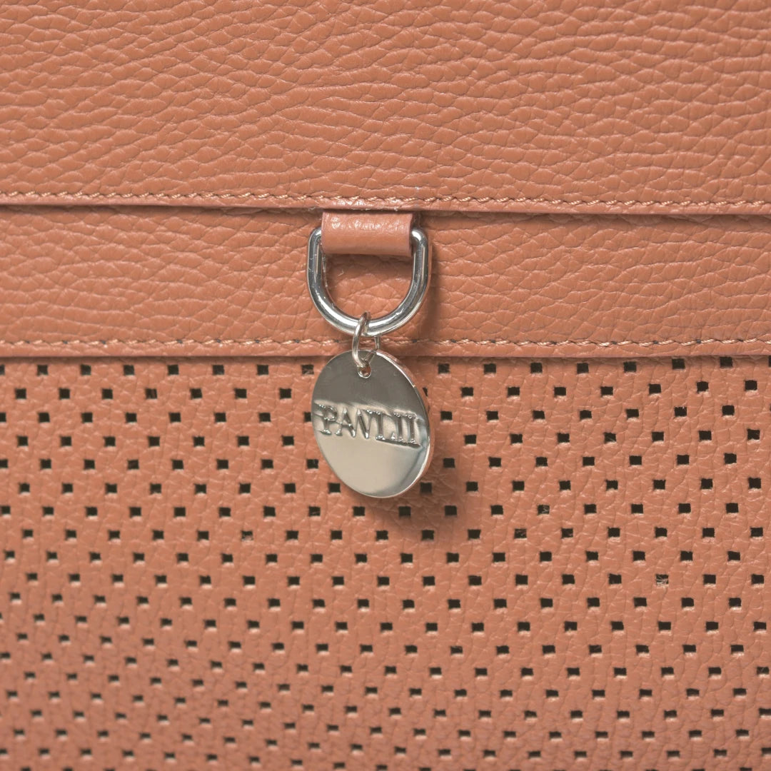 PAWLII Sac à dos de transport pour chien – cuir cognac, médaillon et cuir perforé – Maison Canisya