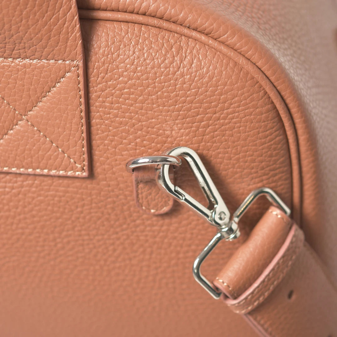 PAWLII Sac à dos de transport pour chien – cuir cognac, détail du mousqueton – Maison Canisya
