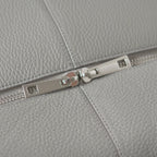 PAWLII Sac à dos de transport pour chien – cuir gris pierre, détail de la fermeture zippée – Maison Canisya