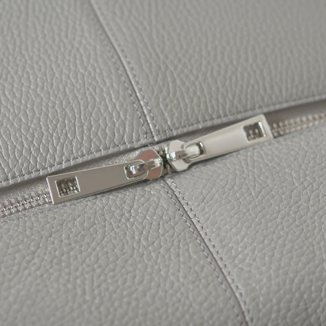 PAWLII Sac à dos de transport pour chien – cuir gris pierre, détail de la fermeture zippée – Maison Canisya