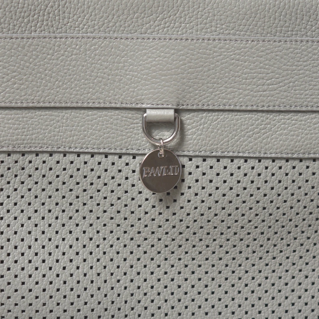 PAWLII Sac à dos de transport pour chien – cuir gris pierre, médaillon et cuir perforé – Maison Canisya