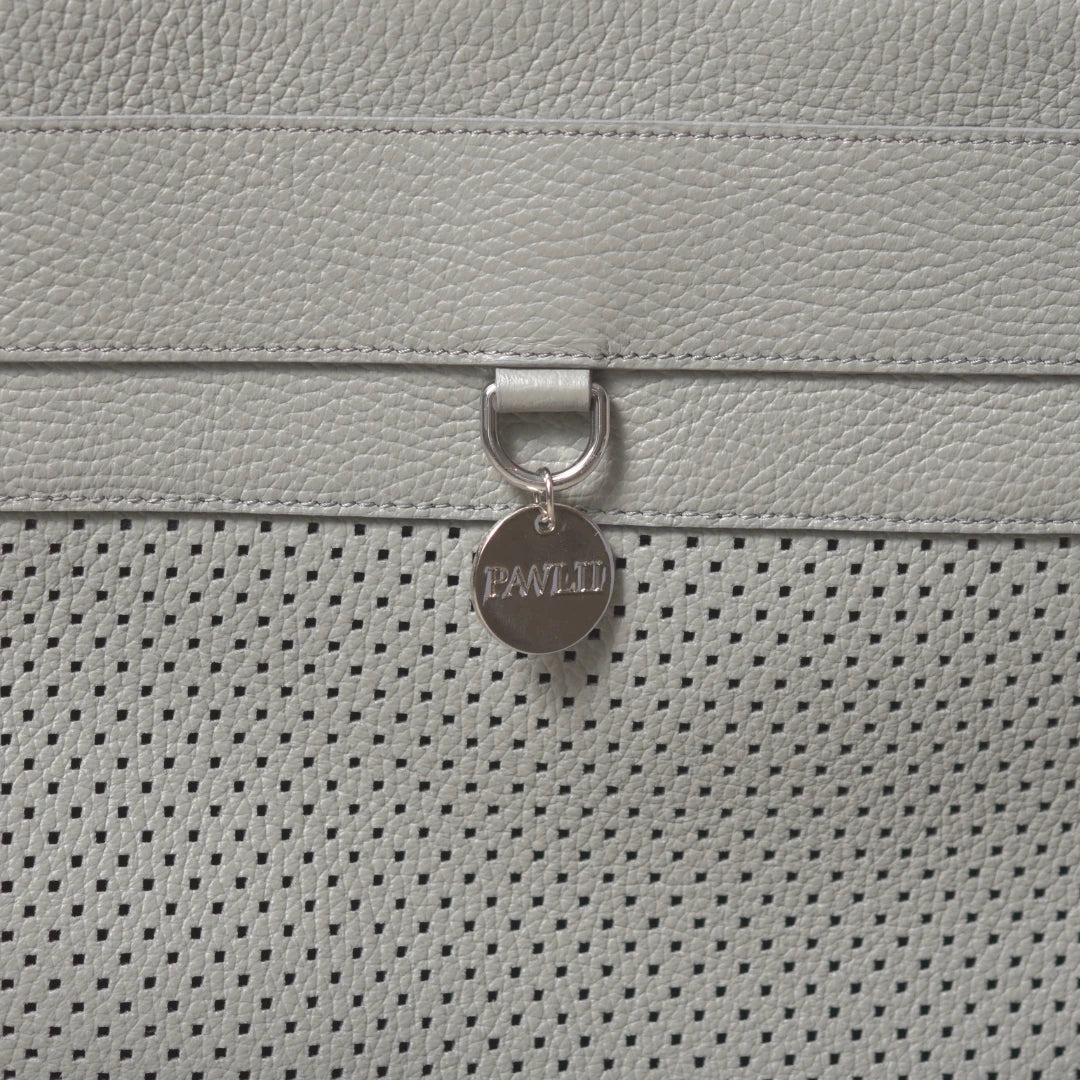 PAWLII Sac à dos de transport pour chien – cuir gris pierre, médaillon et cuir perforé – Maison Canisya