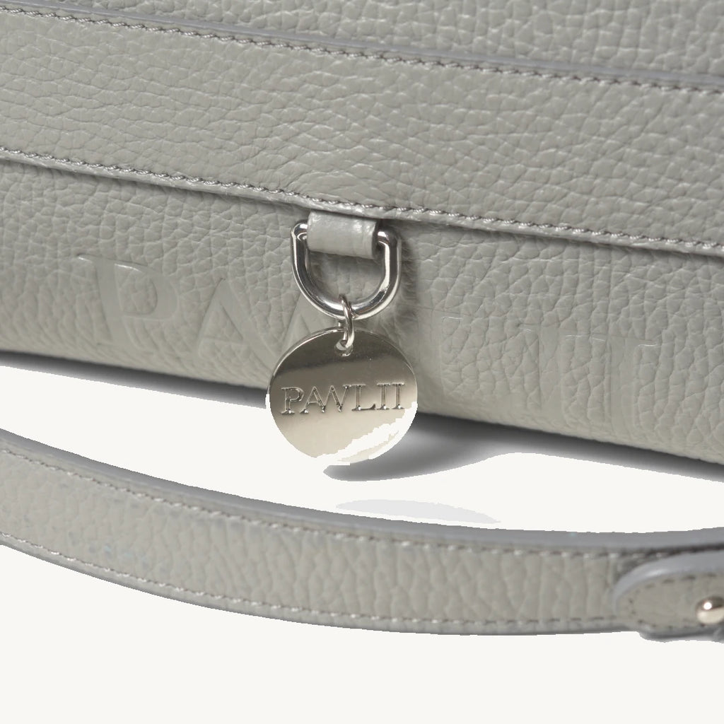 PAWLII sac bandoulière cuir Gris Pierre – détail quincaillerie et mousqueton – Maison Canisya