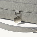 PAWLII sac bandoulière cuir Gris Pierre – détail quincaillerie et mousqueton – Maison Canisya