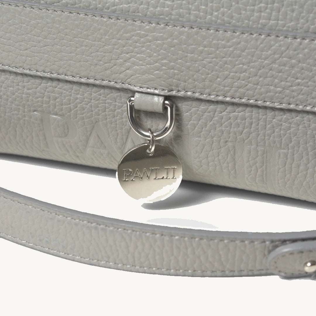 PAWLII sac bandoulière cuir Gris Pierre – détail quincaillerie et mousqueton – Maison Canisya