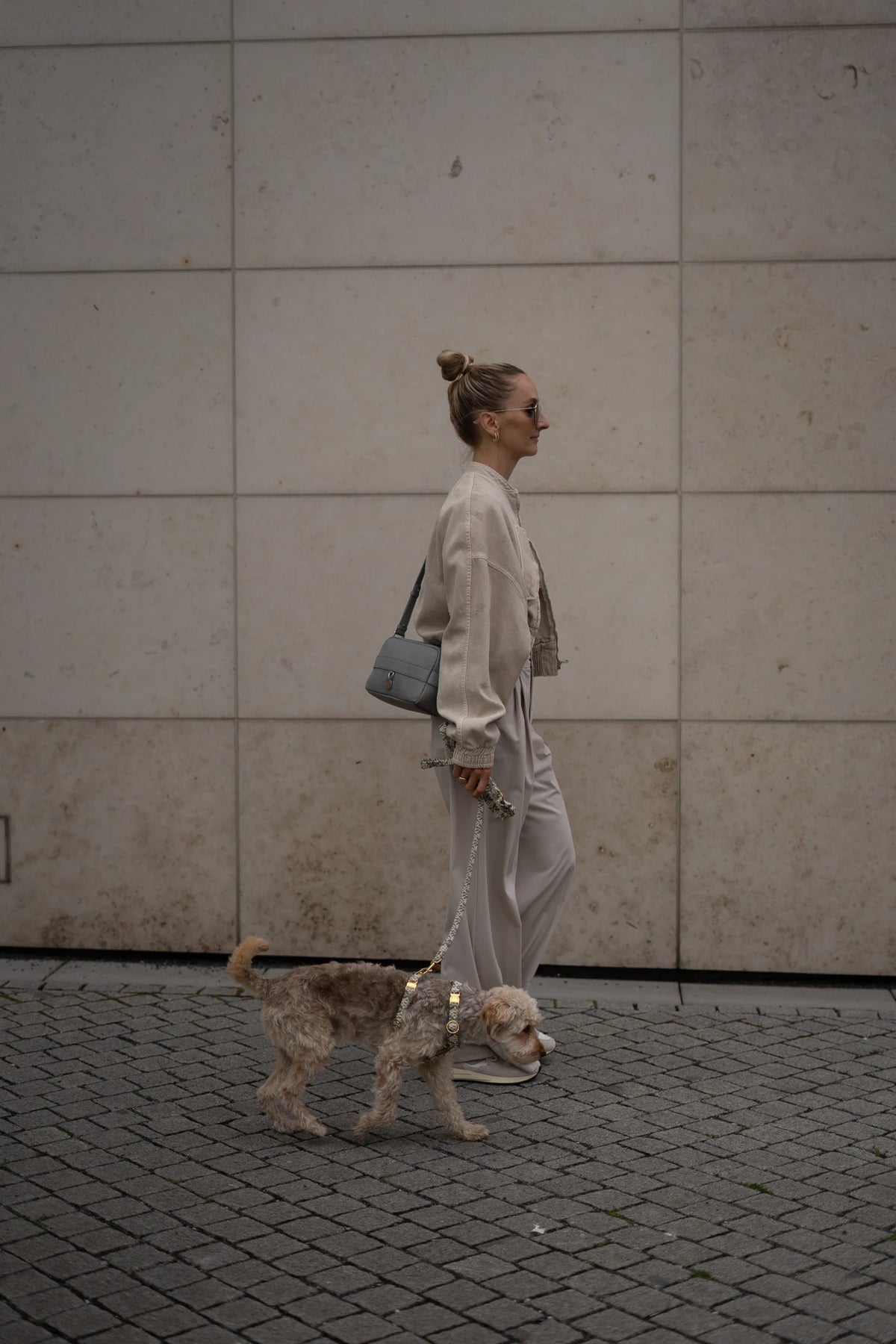 PAWLII sac bandoulière cuir Gris Pierre – en promenade avec le chien – Maison Canisya