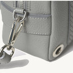 PAWLII sac bandoulière cuir Gris Pierre – détail médaille et fermoir – Maison Canisya