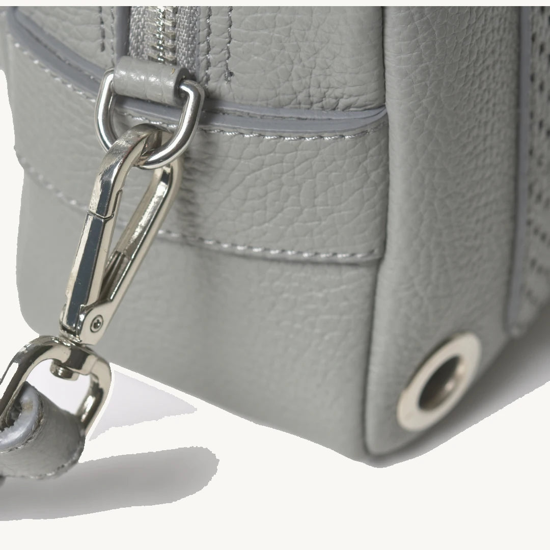 PAWLII sac bandoulière cuir Gris Pierre – détail médaille et fermoir – Maison Canisya