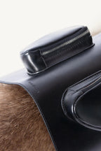 Pimpan – détail du cuir nappa, du zip argenté et du logo estampé – Maison Canisya