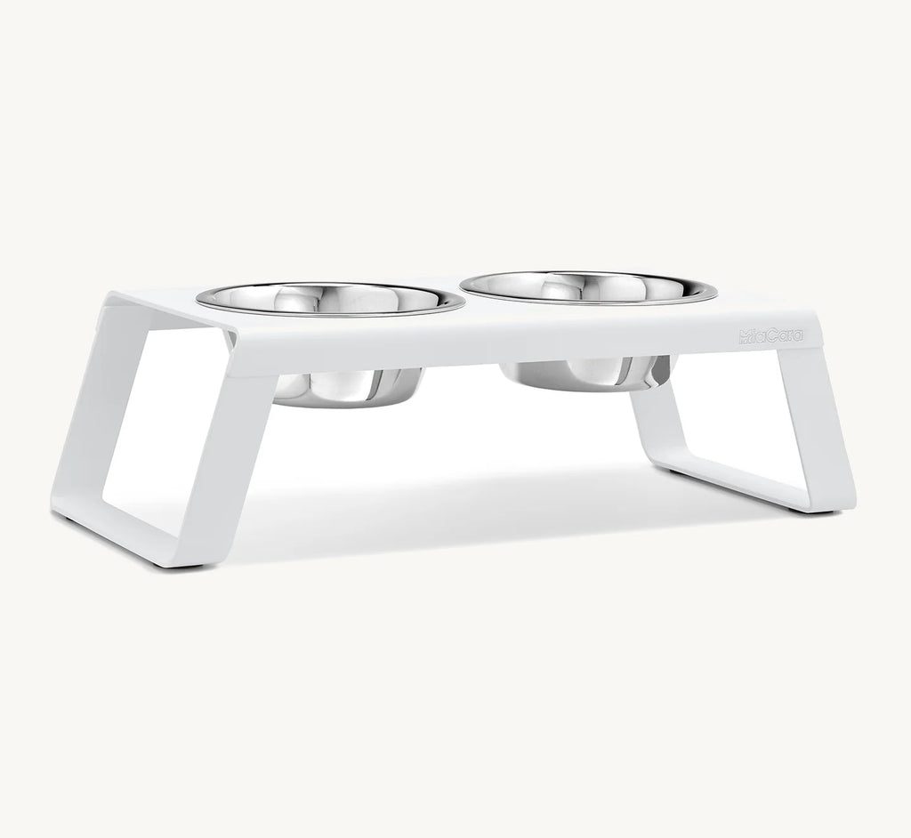 Porte-gamelle Desco Alu MiaCara blanc taille M avec bols inox, vue en angle sur fond neutre — Maison Canisya