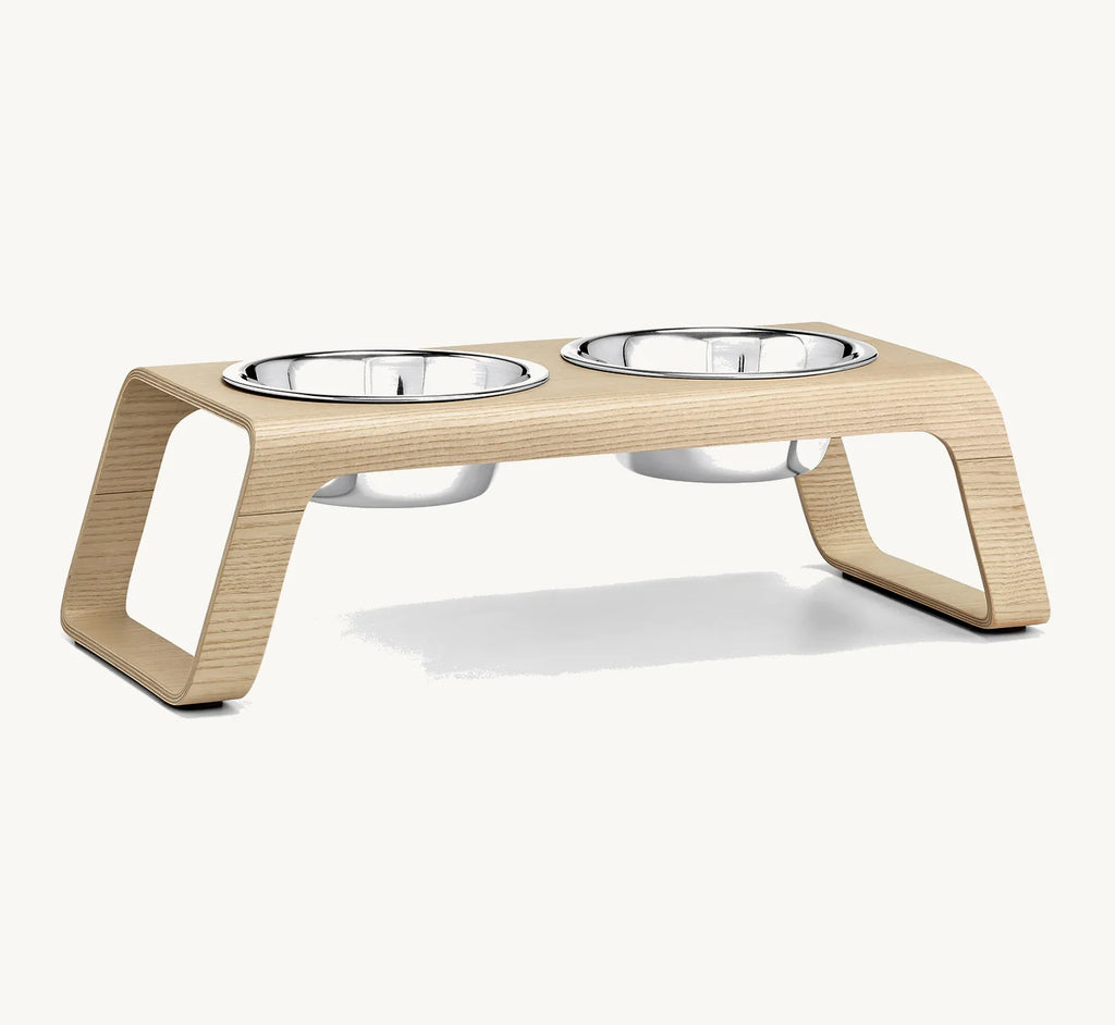 Porte-gamelle Desco MiaCara en frêne naturel avec bols en acier inoxydable, vue en angle — Maison Canisya