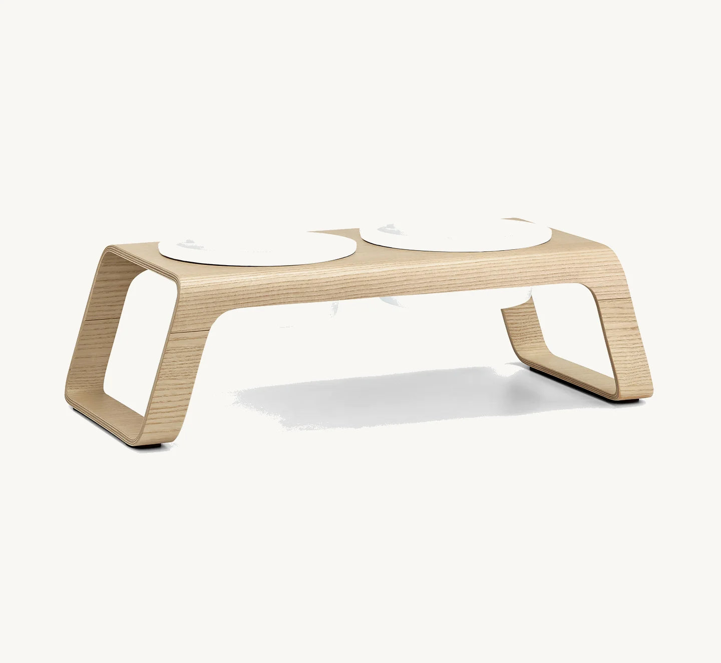 Porte-gamelle Desco MiaCara en frêne naturel avec bols en porcelaine, vue en angle — Maison Canisya