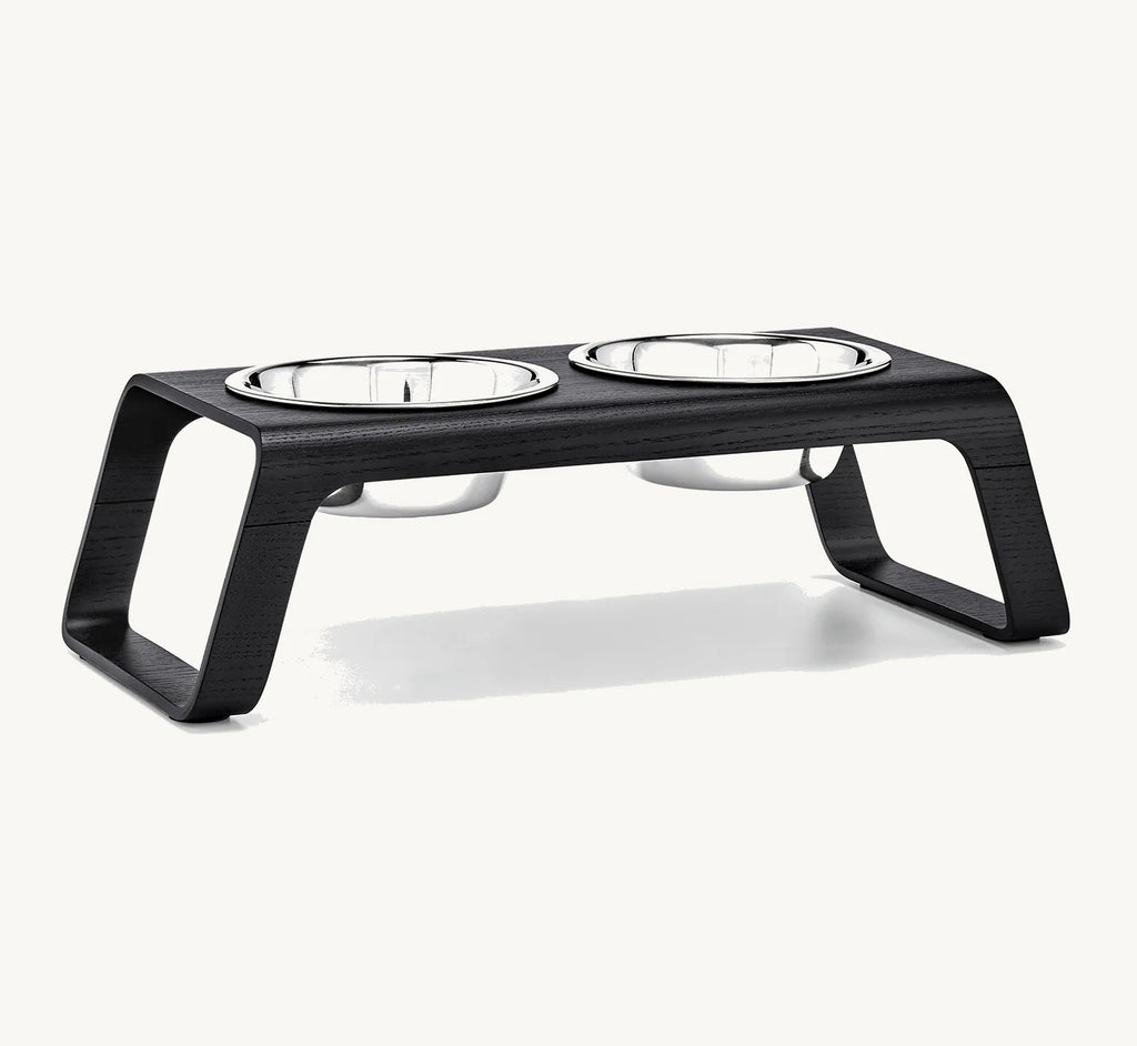 Porte-gamelle Desco MiaCara en frêne noir teinté avec bols en porcelaine blanche, vue en angle — Maison Canisya