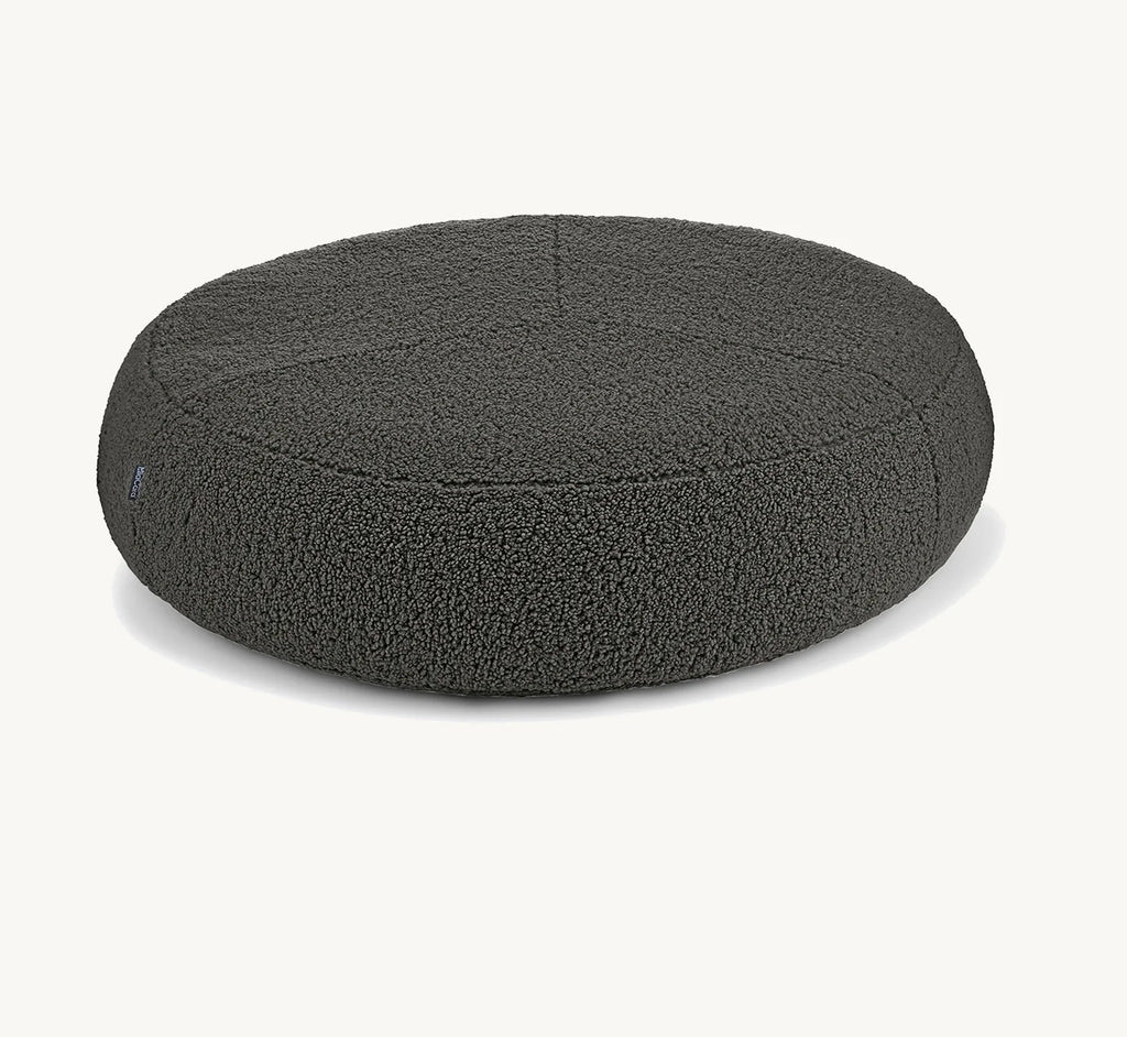 Pouf pour chien Senso – Vue trois quarts coloris Graphite, taille ML – Maison Canisya