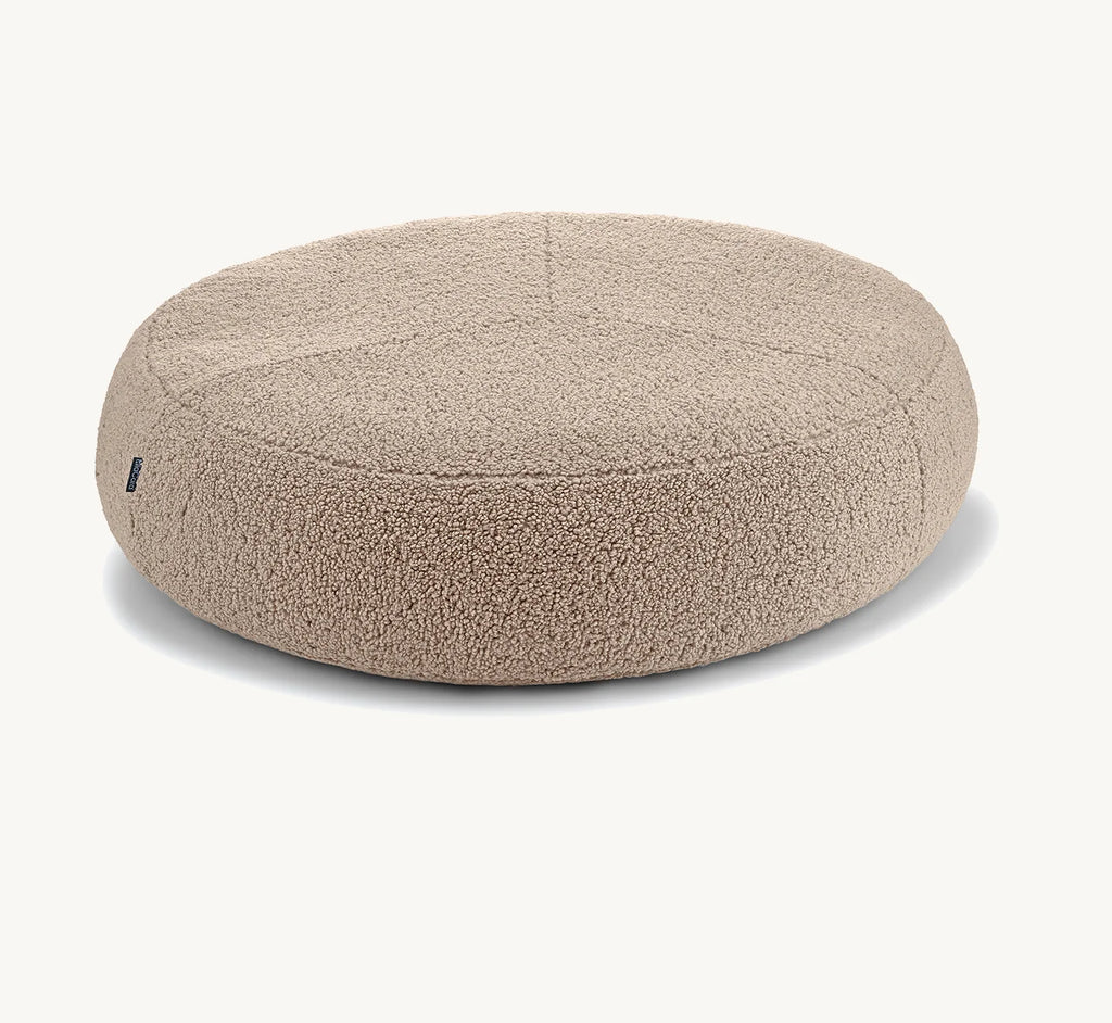 Pouf pour chien Senso – Vue trois quarts coloris Greige, taille ML – Maison Canisya
