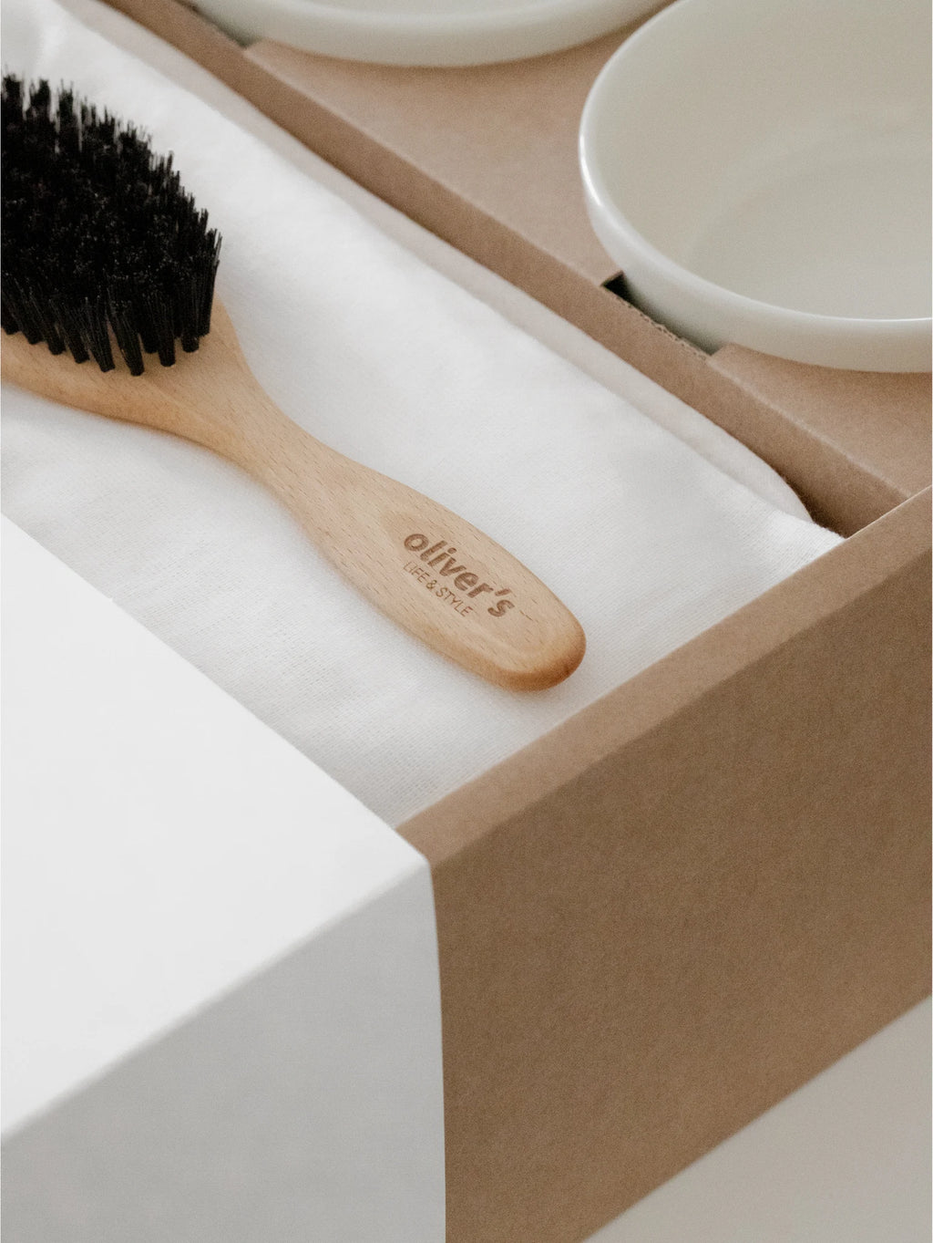 Puppy Box – brosse en hêtre posée dans le coffret carton – Maison Canisya