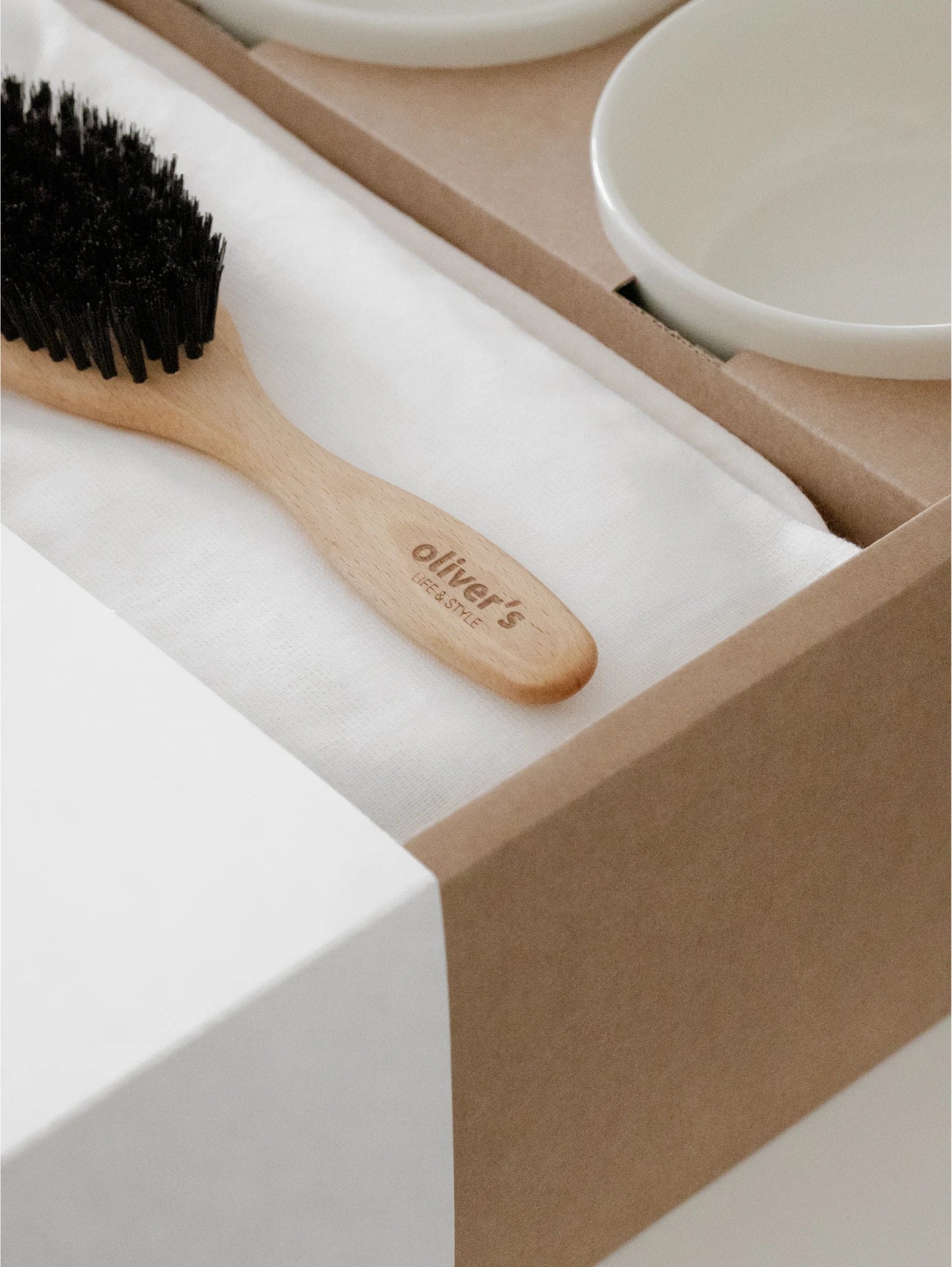 Puppy Box – brosse en hêtre posée dans le coffret carton – Maison Canisya