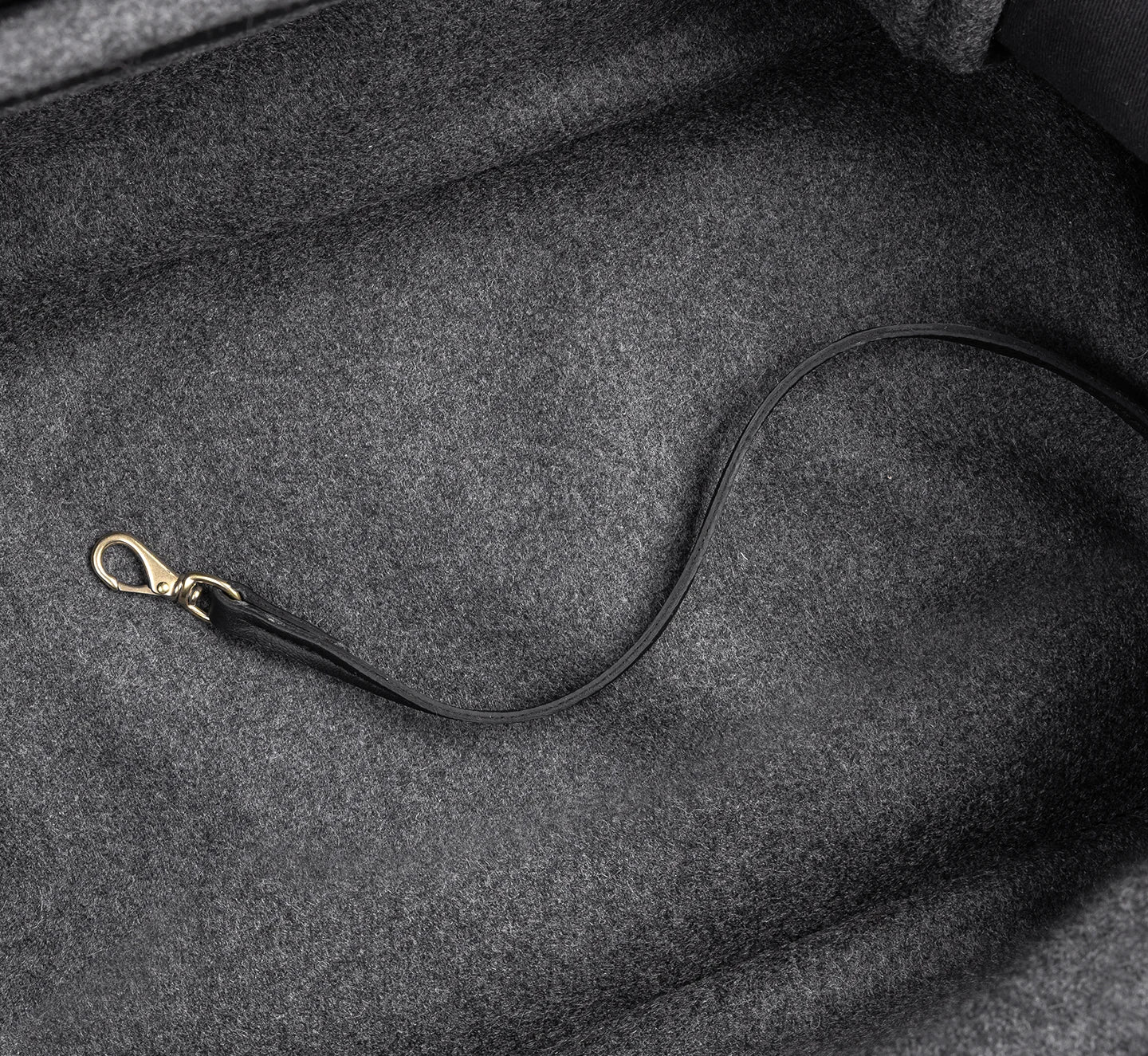 Borsa – Doublure en laine et bandoulière en cuir noir – Maison Canisya