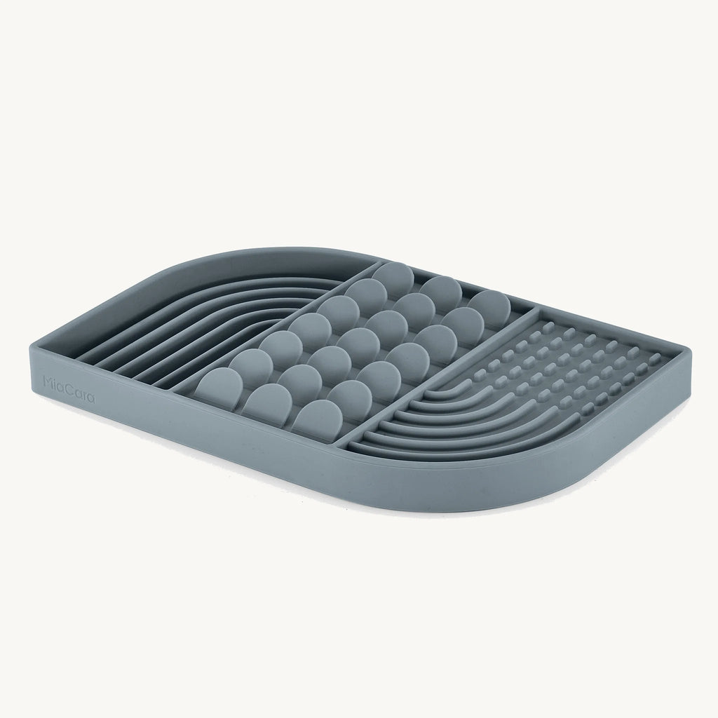 Tapis de léchage Aperitivo MiaCara en silicone coloris Ciel, vue de dessus sur fond neutre — Maison Canisya