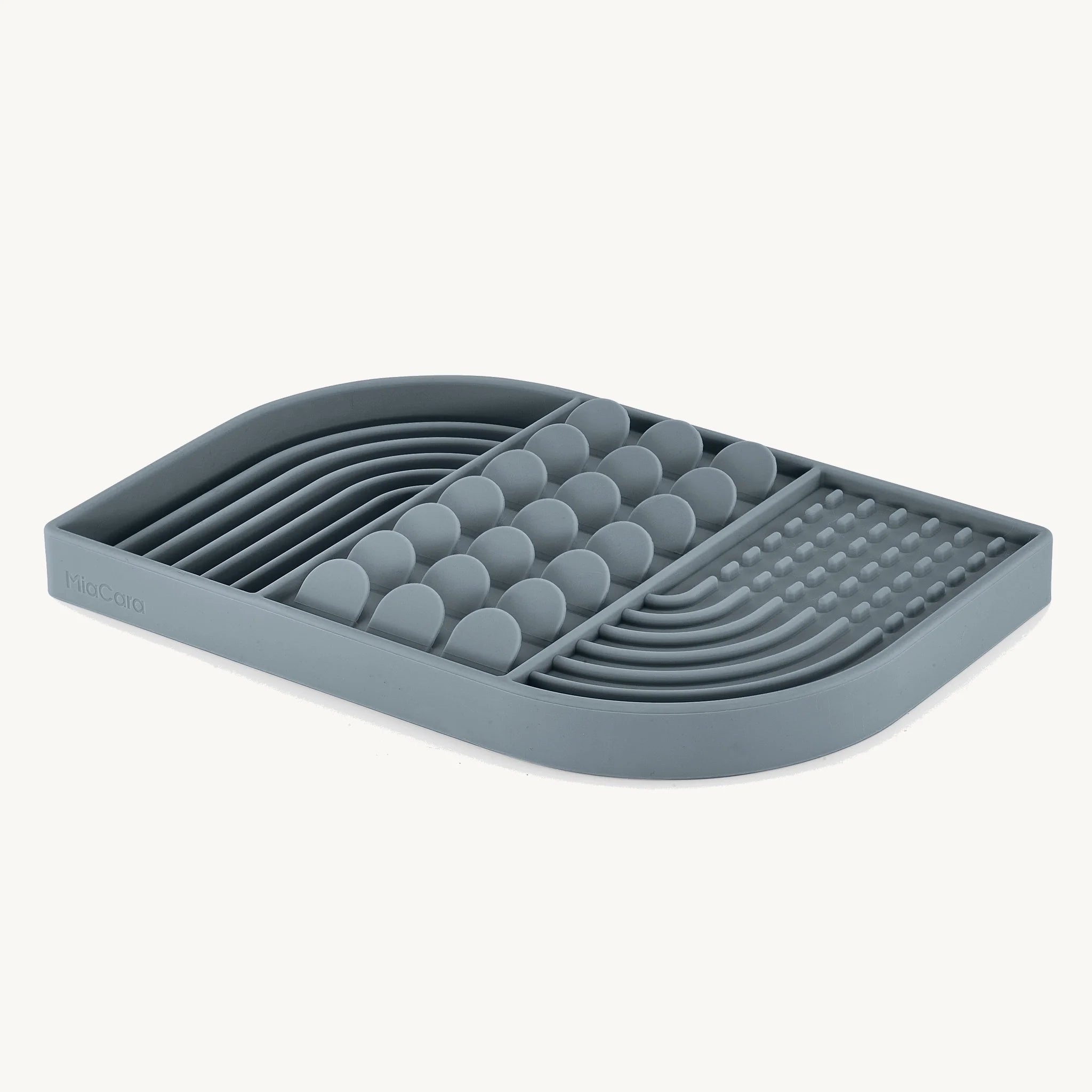 Tapis de léchage Aperitivo MiaCara en silicone coloris Ciel, vue de dessus sur fond neutre — Maison Canisya