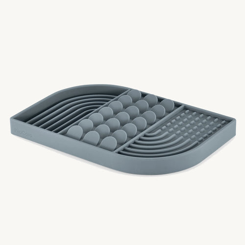Tapis de léchage Aperitivo MiaCara en silicone coloris Ciel, vue de dessus sur fond neutre — Maison Canisya