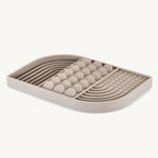 Tapis de léchage Aperitivo MiaCara en silicone greige, vue de dessus sur fond neutre — Maison Canisya