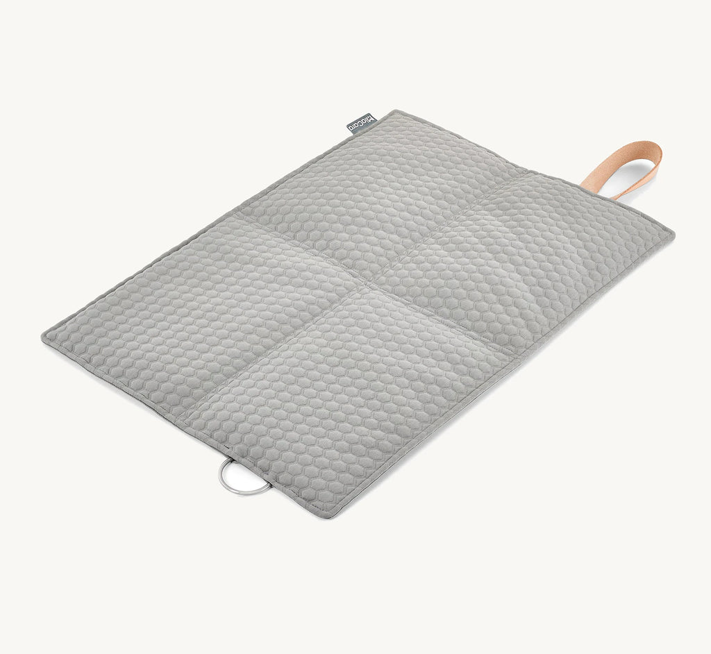 Tapis de voyage Cosmo béton – format petit déplié sur fond neutre – Maison Canisya