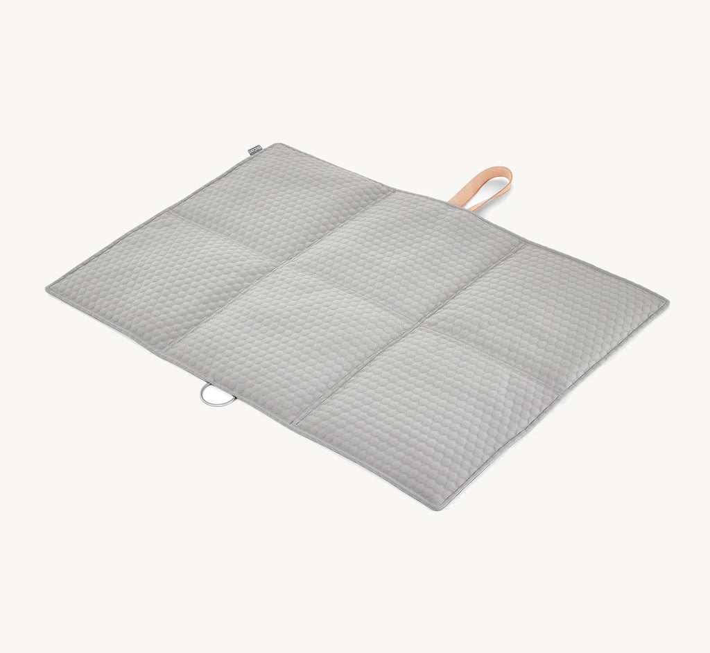 Tapis de voyage Cosmo béton – vue déplié dessus matelassé alvéolé – Maison Canisya