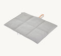 Tapis de voyage Cosmo béton – vue déplié dessus matelassé alvéolé – Maison Canisya