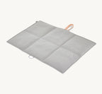 Tapis de voyage Cosmo béton – vue déplié dessus matelassé alvéolé – Maison Canisya
