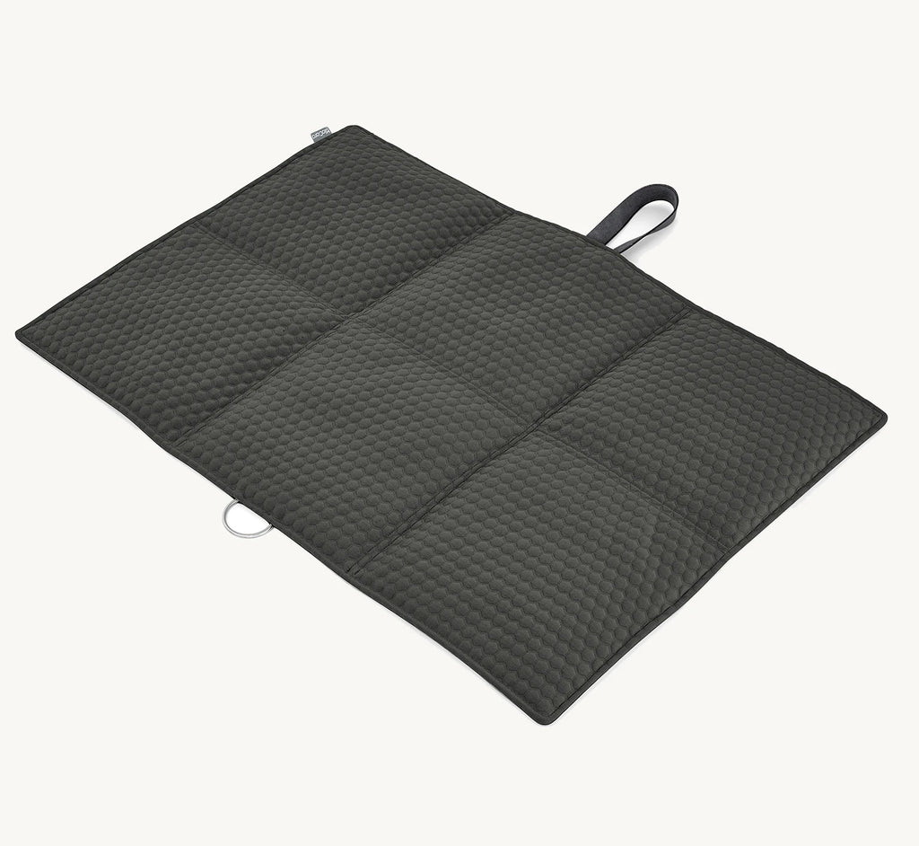 Tapis de voyage Cosmo graphite – vue déplié dessus matelassé alvéolé – Maison Canisya