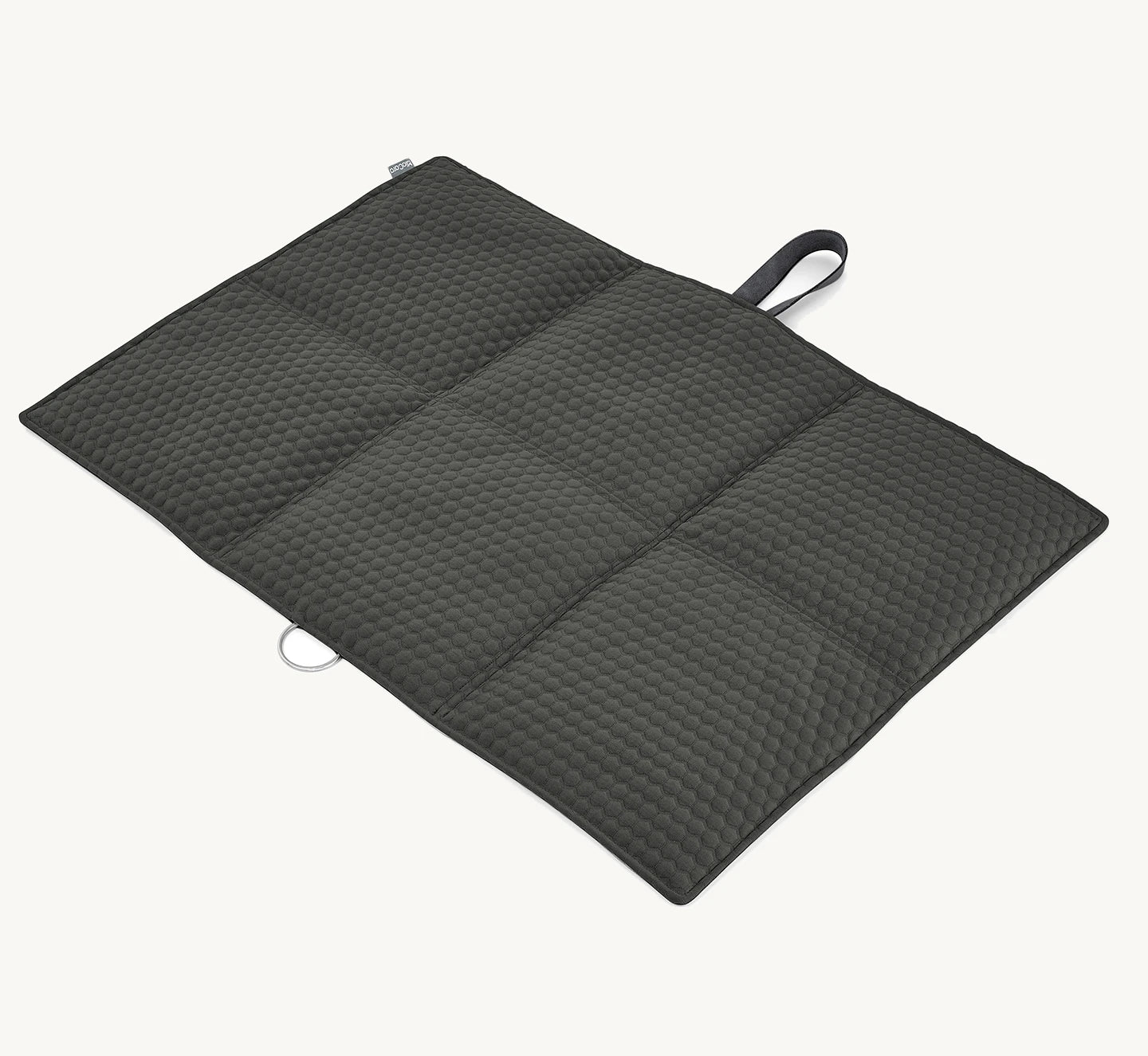 Tapis de voyage Cosmo graphite – vue déplié dessus matelassé alvéolé – Maison Canisya