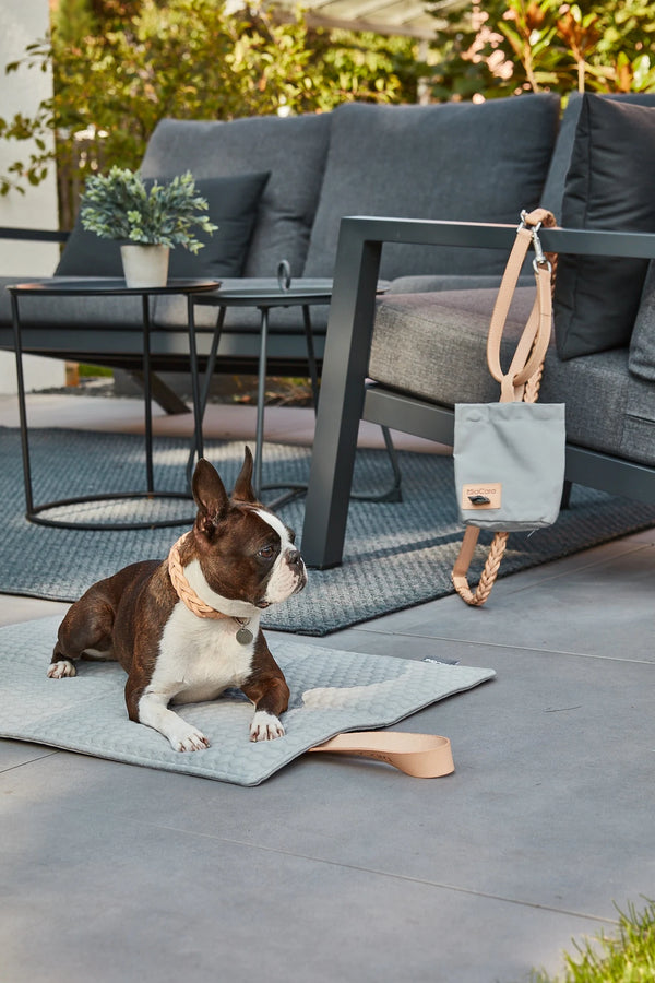 COSMO — Tapis de voyage matelassé pour chien, poignée en cuir pleine fleur