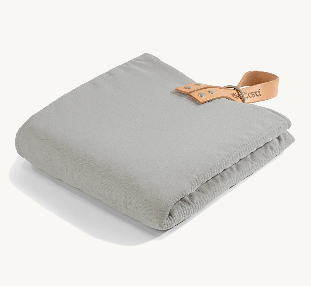 Tapis de voyage Cosmo béton – vue plié avec poignée en cuir naturel – Maison Canisya