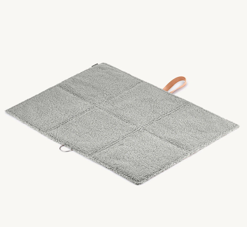 Tapis de voyage Cosmo Senso – déplié à plat, tissu bouclé, format moyen – Maison Canisya